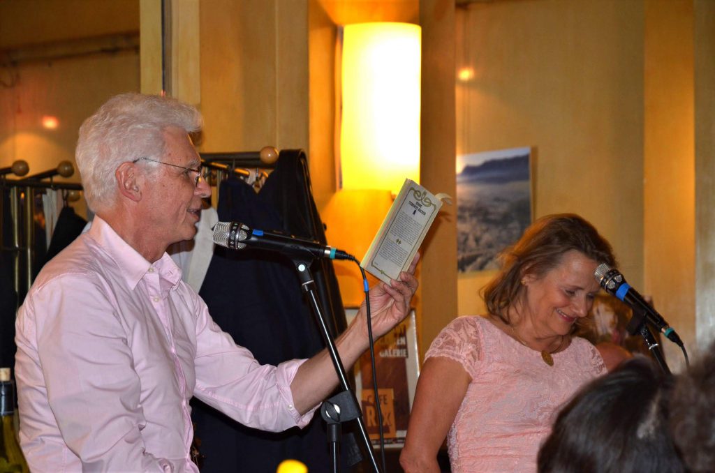 Wir lesen ein passendes Gedicht vor